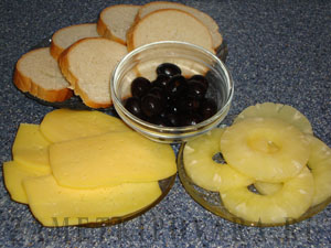 Бутерброды с ананасом и сыром