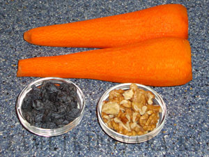Легкий салат из моркови с изюмом