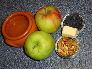 Запеченные яблоки с орехами и изюмом