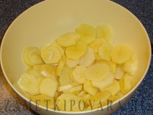 Картофель с овощами, запеченный в духовке