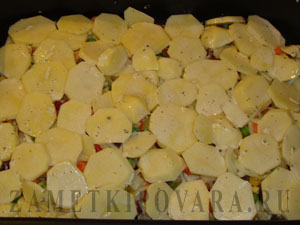 Картофель с овощами, запеченный в духовке