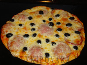 Пицца с салями и маслинами