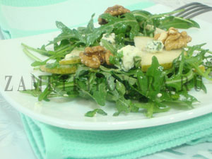 Салат с грушами и голубым сыром