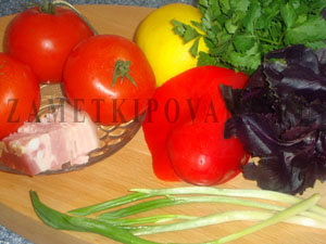 Салат из помидор и базилика с беконом