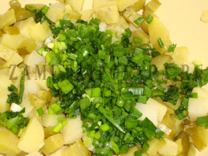 Салат из соленых огурцов и картофеля
