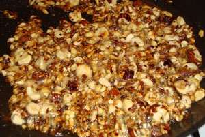 Десерт из груш с карамелизованными орехами