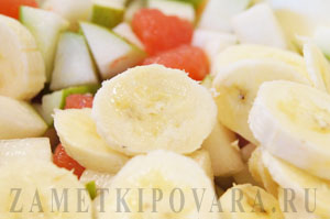 Салат из груш, грейпфрута и банана с мятой