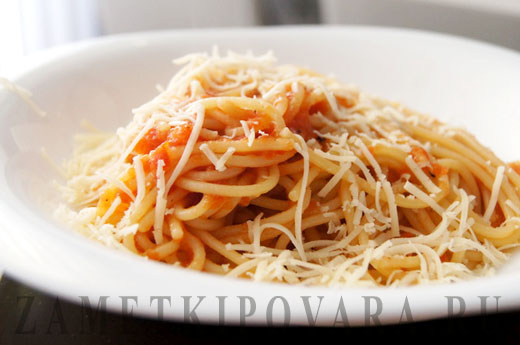 Спагетти в томатном соусе с базиликом
