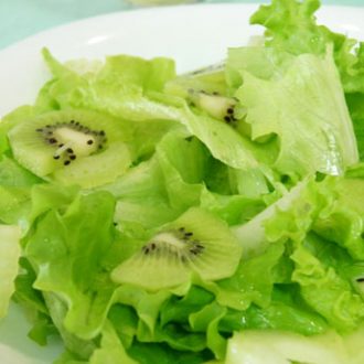 Зеленый салат с сельдереем и киви