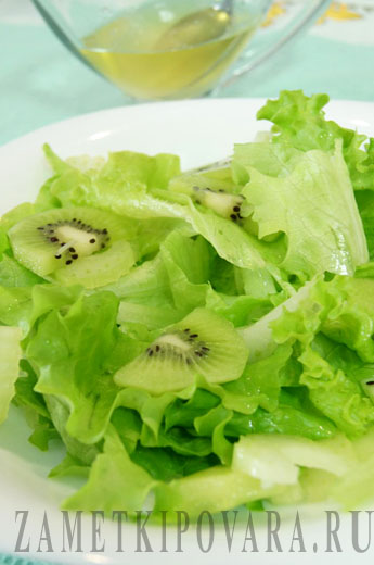 Зеленый салат с сельдереем и киви