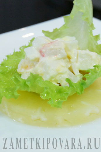 салат с ананасом крабовыми палочками и сыром и яйцами и маринованным луком | Дзен