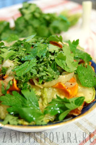 Жареные кабачки с овощами и чесноком