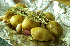 Молодой картофель, запеченный с чесноком и розмарином