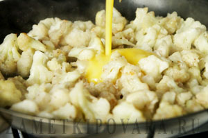 Цветная капуста с сыром, яйцом и чесноком