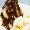 Десерт из груш с мороженым под шоколадным соусом