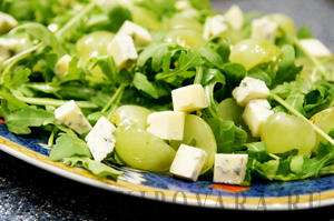 Салат из рукколы с виноградом и голубым сыром