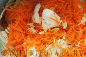 Быстрая маринованная капуста с морковью и чесноком