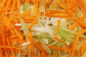 Салат из капусты , моркови и сельдерея с орехами
