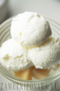 Десерт из мороженного с гуавой под ирисочным соусом