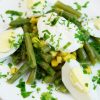 Салат из зеленой фасоли с кукурузой и яйцом