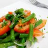 Салат из зеленой фасоли, помидор и красного лука