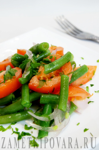Салат из зеленой фасоли, помидор и красного лука