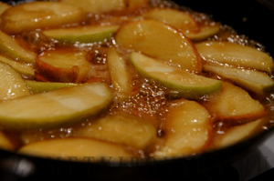 Творожный десерт с карамелизованными яблоками