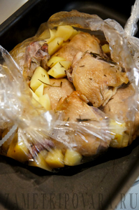 Курица с картошкой, запеченная в рукаве
