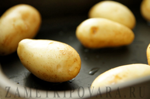 Молодой картофель, запеченный в духовке