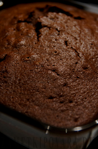 Шоколадный кекс с шоколадной начинкой и шоколадным соусом