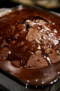 Шоколадный кекс с шоколадной начинкой и шоколадным соусом