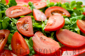 Салат с корном, помидорами и творогом под острой заправкой