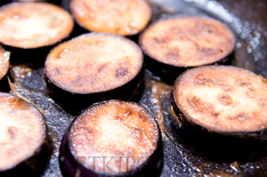 Баклажаны, запеченные с помидорами и сыром