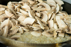 Макароны в сметанно-грибном соусе