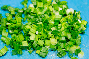 Слоеный салат с копченой горбушей и зелёным луком