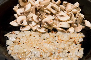 Камамбер с грибами запечённый в слоеном тесте