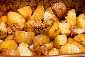 Картофель, запечённый с розмарином и медом