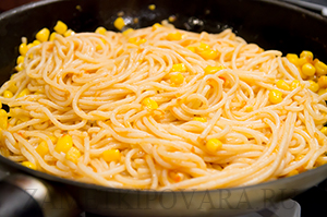 Спагетти с кукурузой и томатами