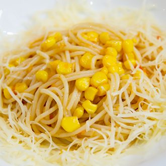 Спагетти с кукурузой и томатами
