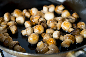 Пельмени, запеченные с грибами, в сырном соусе