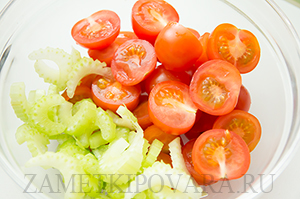 Теплый салат из пасты с помидорками черри и сельдереем