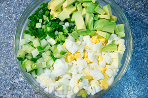 Салат из яиц, авокадо и огурца