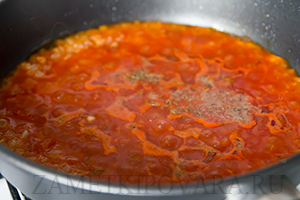 Кальмары, тушенные в томатном соусе
