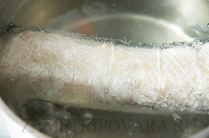Отварное тельное из рыбы с яичной начинкой