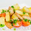 Теплый картофельный салат с курицей и помидорками черри