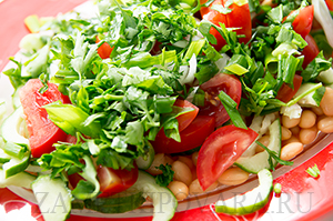 Салат с белой фасолью и овощами