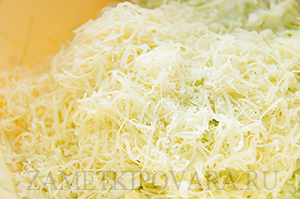 Салат из молодой капусты с сыром Пармезан