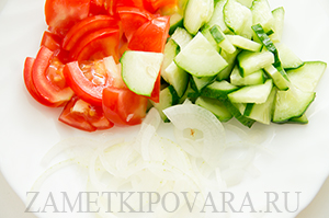 Салат из кус-куса с помидорами и огурцами