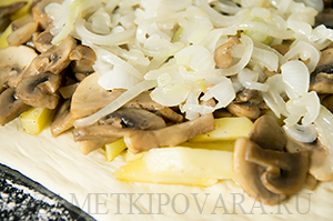 Пирог с картофелем, грибами и луком