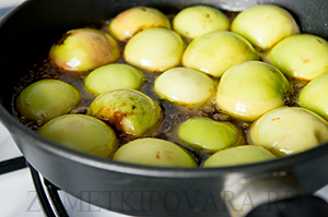 Слоеный пирог с карамельными яблоками и корицей